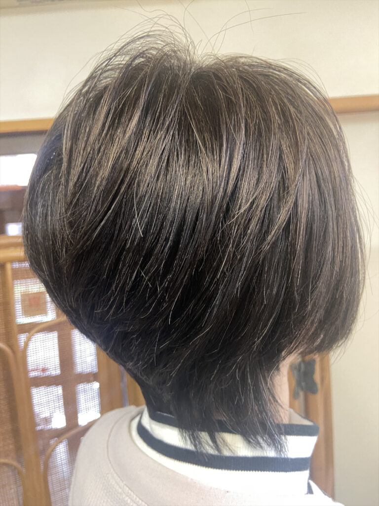 前下がりグラディションボブ01右バックサイドより