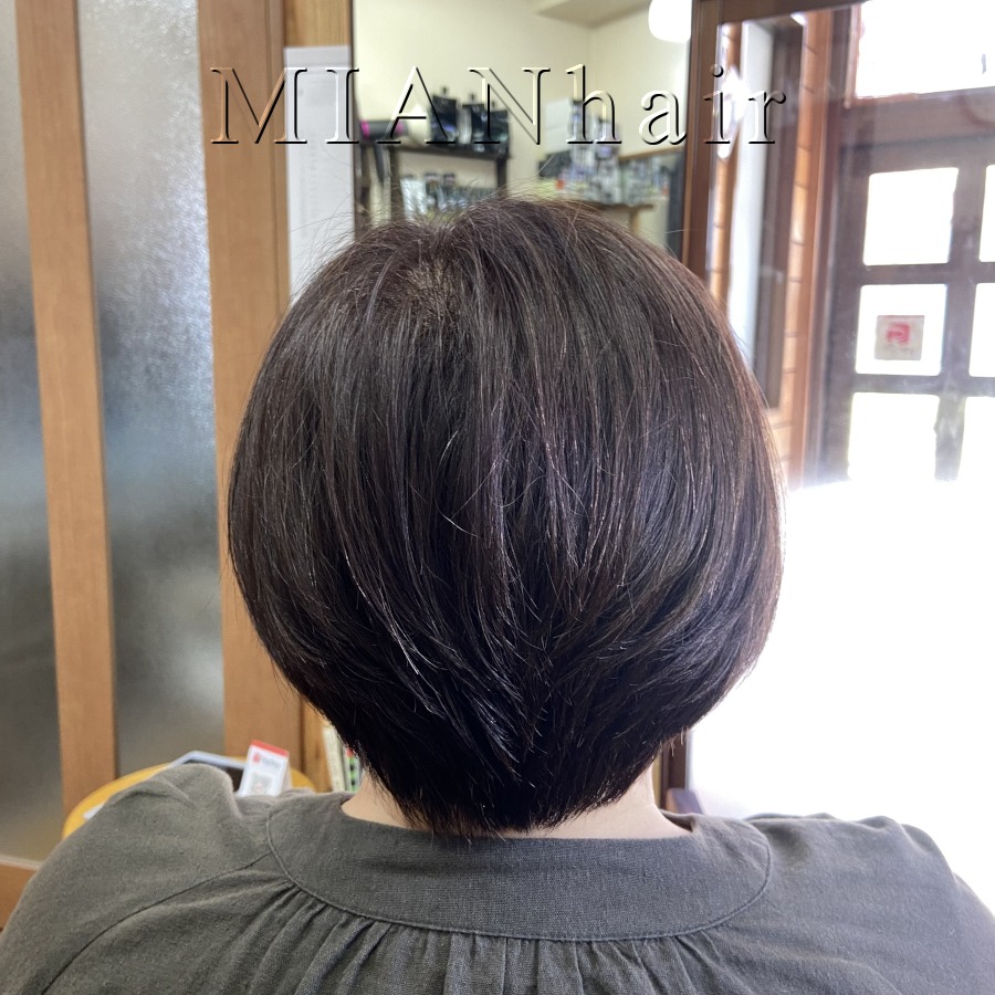 前下がりBOBバックヘアスタイル画像